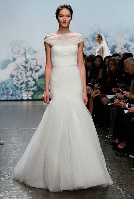Chiếc váy cưới với phần cổ là những đường gấp tuyệt đẹp nằm trong BST Mùa Thu năm 2012 của Monique Lhuillier.