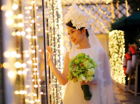 Sở hữu gương mặt thanh tú và vóc dáng thanh mảnh, 'cô dâu' Linh Nga đẹp tinh khôi trong những mẫu váy cưới của nhà thiết kế Đỗ Mạnh Cường. Chùm ảnh: Vnexpress.