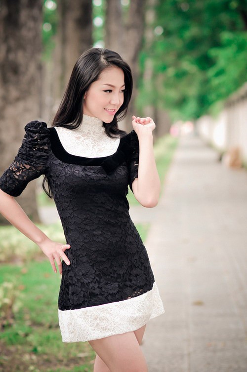 Làn da trắng, vóc dáng thon đẹp, Linh Nga luôn lựa chọn những trang phục kín đáo phù hợp với văn hóa Á Đông