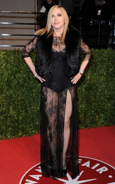 Không còn nghi ngờ gì về việc Madonna thích diện những bộ quần áo gây sốc nhưng bộ trang phục này thì có vẻ hơi quá. Đặc biệt khi nữ ca sĩ 53 tuổi này trưng diện nó tại bữa tiệc của Vanity Fair trong tháng 2.