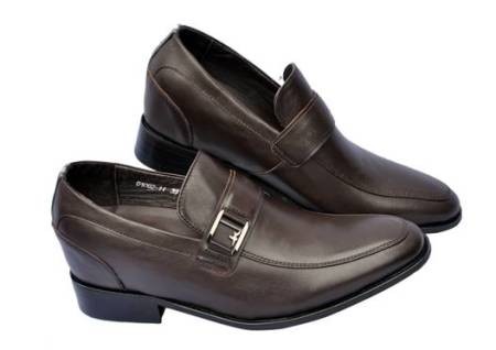 Đợt giảm giá này diễn ra nhân dịp nhãn hiệu Smart Shoes ra mắt bộ sưu tập giày tăng cao thế hệ mới 2012, với nhiều mẫu mã đa dạng, thời trang và vừa được bầu chọn là nhà phân phối giày cao số 1 thế giới, Model: N1092-11, mầu coffee, da bê, đế gỗ ép su. Loại giày lười, cao 6 cm.
