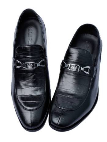 Da giày của thương hiệu Smart Shoes được chế tạo qua nhiều công đoạn tỉ mỉ với 100% là da bê, thích ứng với thời tiết khắc nghiệt, đảm bảo sự bền bỉ của đôi giày. Model: 112-6, mầu đen, da bê, đế gỗ ép su. Loại lười, cao 7 cm.