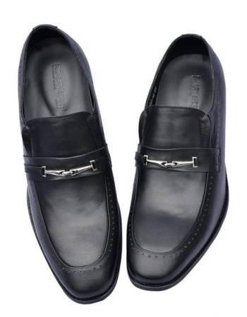 Ngoài việc mang lại chiều cao cho các quý ông một cách bí ẩn, thương hiệu này còn khẳng định chất lượng bằng chất liệu da bê cao cấp của Italy. Model: D1092-12, mầu đen, da bê, đế gỗ ép su. Loại giày lười, cao 6,5 cm.