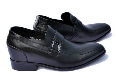 Model: D1092-11, mầu đen, da bê, đế gỗ ép su. Loại giày lười cao 6 cm.