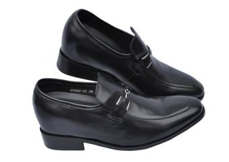 Model: D1092-13, mầu đen, da bê, đế gỗ ép su. Loại giày lười cao 6,5 cm.