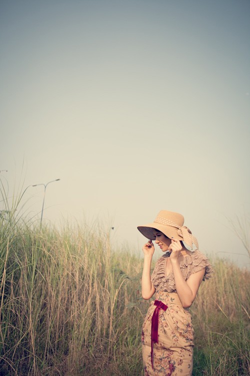 Buổi chụp hình khá nhanh chóng và vui vẻ vì những cách pha trò của cô gái hài hước, sau những câu chuyện ngẫu hứng và huyên thuyên, mỗi lần shoot, Trang liên tục thay đổi để các nhiếp ảnh liên tục bấm máy. Xem thêm: Vòng eo "hình chum" của Sao Việt/Thời trang "nude" của Sao Việt một năm qua/Bộ váy "có một không hai" của sao Việt/10 pha "đỏ mặt" của Sao Việt 2011