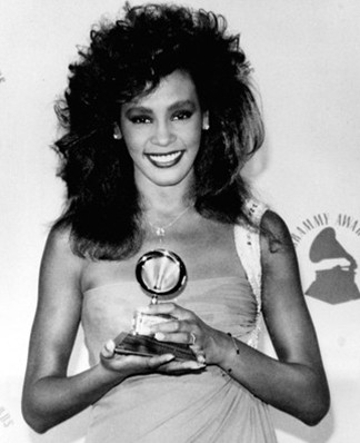 Đây là hình ảnh Whitney chụp cùng tượng Grammy tại lễ trao giải ở Los Angeles vào ngày 26/2/1986. Cô giành giải Nữ ca sĩ trình diễn pop xuất sắc nhất cho ca khúc “Saving all my love for you”. Những hình ảnh này sẽ sống mãi trong lòng những người hâm mộ, những khán giả yêu thích giọng ca bất tử của cô. Và hơn thế nữa, những chiếc váy cô mặc, những bộ trang phục diễn của cô sẽ còn được lưu giữ như một sự tưởng nhớ và luyến tiếc Nữ hoàng nhạc Pop của thế giới này. Ảnh: Xaluan