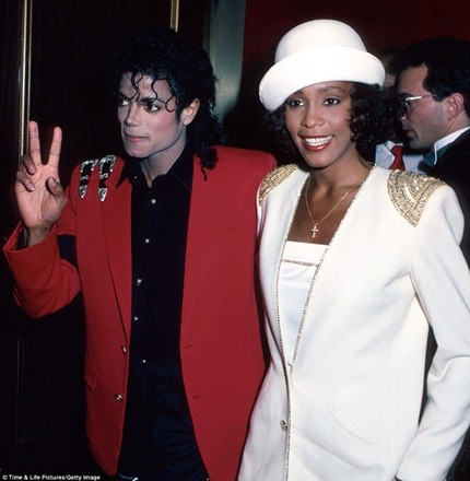 Whitney và người bạn thân, ngôi sao nhạc Pop - Michael Jackson chụp ảnh cùng nhau vào năm 1988. Ảnh: Dantri