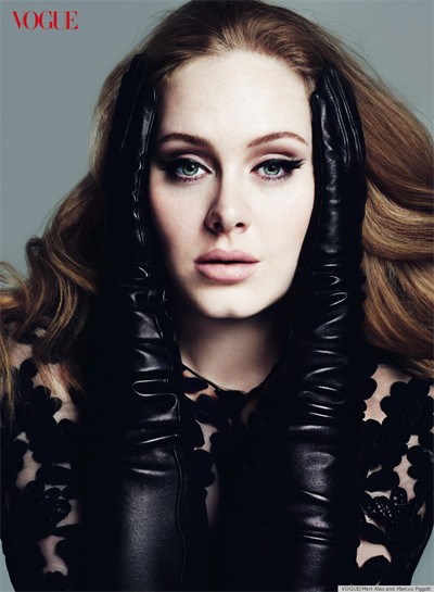 Adele với những gam màu tối bí ẩn, khoe tuyệt đối vẻ đẹp trên khuôn mặt. Xem thêm: Những bộ thời trang "không đỡ nổi" trong lịch sử Grammy/Những chiếc váy tồi tệ nhất thảm đỏ Grammy 2012