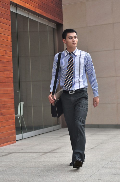 Sơ mi đơn sắc hoặc họa tiết sọc thời trang, cà vạt nhiều màu kết hợp vest trang trọng là những chọn lựa không thể thiếu cho các quý ông hiện đại khi đến nơi làm việc.