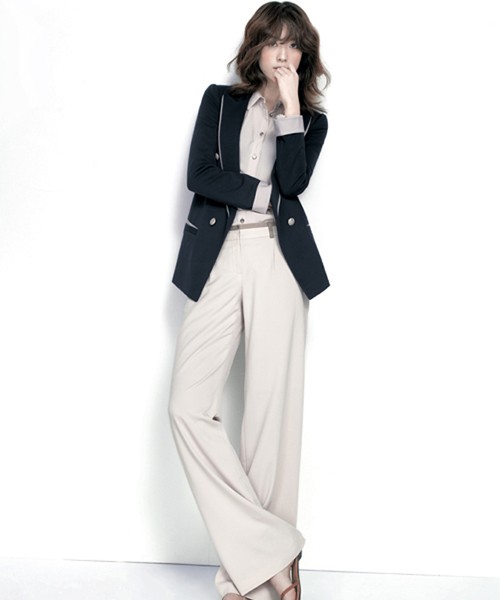 Han Hyo Joo rất xinh đẹp trong những thiết kế nữ tính như thế này, quần ống suông... Xem them: Sao Hollywood/Sao Việt mặc đẹp/Sao Hoa ngữ