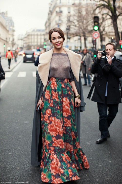 Nhà thiết kế Ulyana Sergeenko với chiếc áo ngực nhọn hoắt. Cô rất sành điệu khi diện chân váy maxim dài và áo choàng cổ lông - hot trend của mùa đông năm nay