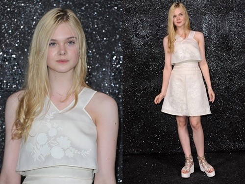 Ngôi sao “Super 8” xuất hiện trong show diễn Couture của Chanel với chiếc váy trắng của hãng này. Elle kết hợp cùng đôi sandal đế xuồng trắng cực thông minh nhé! Ảnh: Tin247
