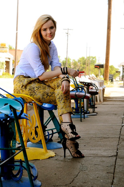 Hot blogger Jane Aldridge ngọt ngào với quần hoa màu vàng và sơ mi kẻ. Xem thêm: Khi Sao ghét mặc...quần/Những kiểu quần "hot" nhất năm 2011