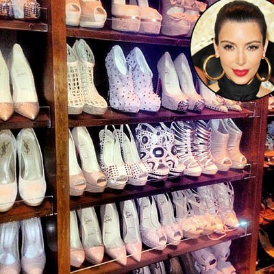 Kim Kardashian khoe tủ giày của cô - một tủ giày được sắp xếp ngăn nắp theo màu sắc và kiểu dáng. Xem thêm: BST túi của cô Kim/BST hàng hiệu của sao Việt