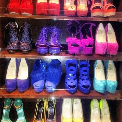Những đôi giày đủ mọi màu sắc, đẹp mắt và hẳn sẽ khiến các cô gái ghen tỵ. Hầu hết trong tủ giày của người đẹp là những đôi giày cao chót vót. Xem thêm: BST túi của cô Kim/BST hàng hiệu của sao Việt