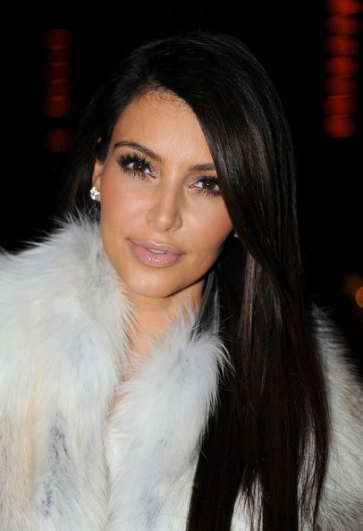 Kim Kardashian đang ở Pháp dự tuần lễ thời trang Thu đông Paris 2012. Xem thêm: BST túi của cô Kim/BST hàng hiệu của sao Việt