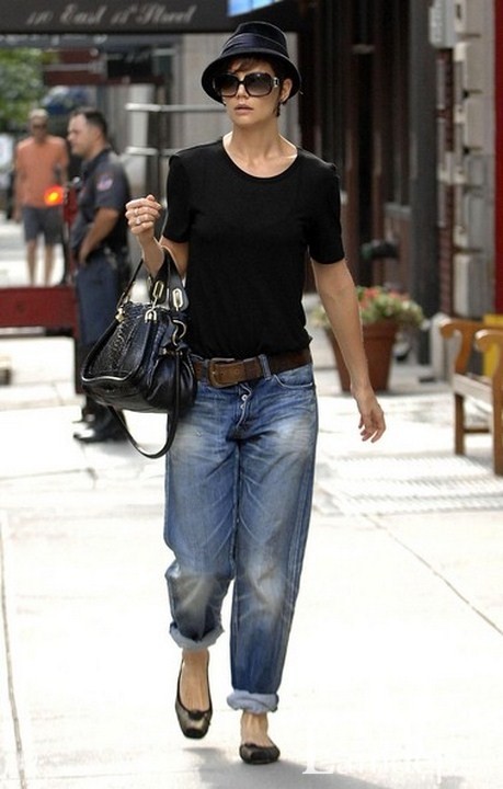 Bỏ qua những chỉ trích có phong cách thời trang "luộm thuộm", cô vẫn luôn xuất hiện với những baggy jeans cực "chất"! Xem thêm: Xu hướng quần ống suông/Xu hướng quần loe
