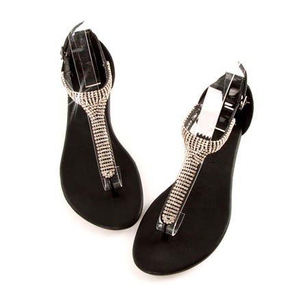 Một kiểu sandal xỏ ngón tuyệt đẹo màu đen giúp khoe bàn chân trắng hồng. Xem thêm: Giày oxford/Sandal đế xuồng/Giày ánh bạc