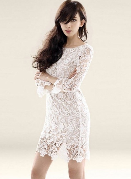 Chiếc đầm nửa kín nửa hở của Lâm Chí Linh khiến cô thật trẻ trung và quyến rũ. Xem thêm: Xu hướng thời trang Xuân - Hè 2012/Phong cách thời trang của Sao