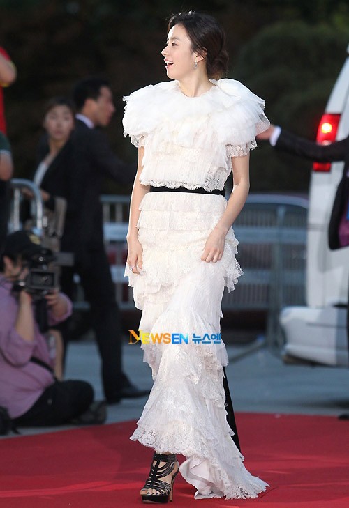 Chiếc đầm ren cầu kỳ của Han Hyo Joo thích hợp để đứng làm dáng hơn là phải di chuyển. Xem thêm: Xu hướng thời trang Xuân - Hè 2012/Phong cách thời trang của Sao