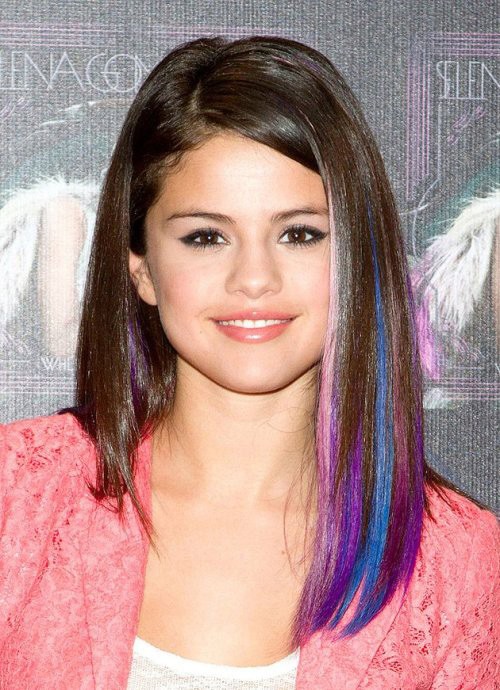 Selena Gomez "nhấn nhá" cho mái tóc bằng những đường highlight tinh tế màu xanh cô-ban và tím. Xem thêm: Tóc đẹp sao Việt/Tóc đẹp sao Hollywood/Tóc đẹp sao Hàn/Tóc đẹp sao Hoa ngữ