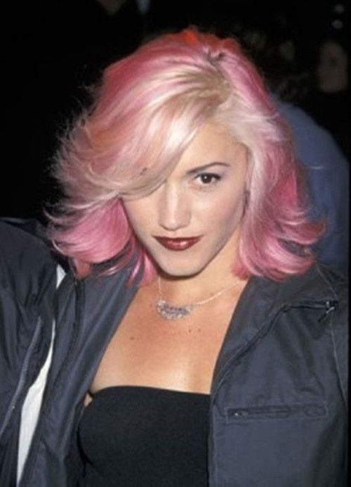 Bà mẹ hai con Gwen Stefani kết hợp tóc ngắn nhuộm hồng san hô trẻ trung với đôi môi đỏ mận quý phái. Xem thêm: Tóc đẹp sao Việt/Tóc đẹp sao Hollywood/Tóc đẹp sao Hàn/Tóc đẹp sao Hoa ngữ