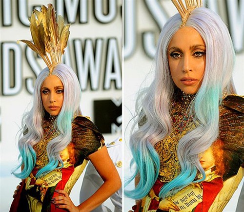 Được dự báo là một trong những điểm độc đáo của thời trang tóc năm 2012, các tone màu tóc mang sắc pastel như cam, hồng, xanh biển, xanh lá mạ... xuất hiện khá nhiều trên sàn diễn Xuân/Hè đầu năm nay. Ngôi sao "quái chiêu" Lady Gaga chắc chắc không thể bỏ qua xu hướng tóc táo bạo này rồi. Lady Gaga quyền lực, quyến rũ hệt nữ thần với mái tóc bạc nhuộm phần đuôi xanh ngọc.