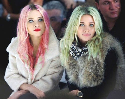 Chị em nhà Mary - Kate Olsen nổi bật trên hàng ghế đầu tại các show thời trang nổi tiếng với màu tóc pastel thời thượng. Xem thêm: Tóc đẹp sao Việt/Tóc đẹp sao Hollywood/Tóc đẹp sao Hàn/Tóc đẹp sao Hoa ngữ
