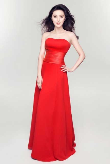 Nàng Hoa đán khoe trọn vẻ đẹp nữ tính của mình trong những chiếc váy tuyệt đẹp. Xem thêm: Phong cách thời trang sao Việt/Phong cách thời trang sao Hàn