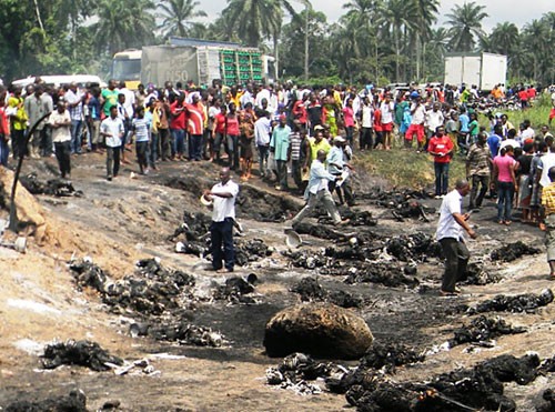 Hiện trường vụ nổ xăng ở Nigeria.