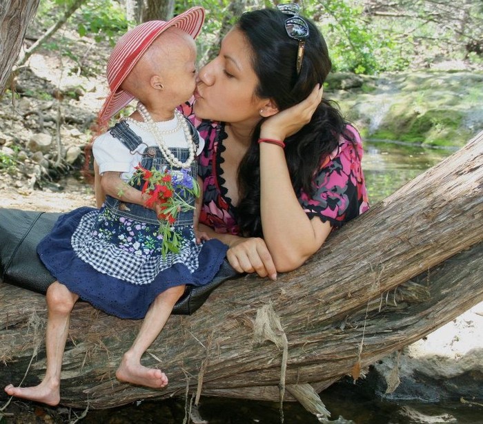 Những hình ảnh hạnh phúc của cô bé và mẹ được chia sẻ rất nhiều trên cộng đồng mạng.