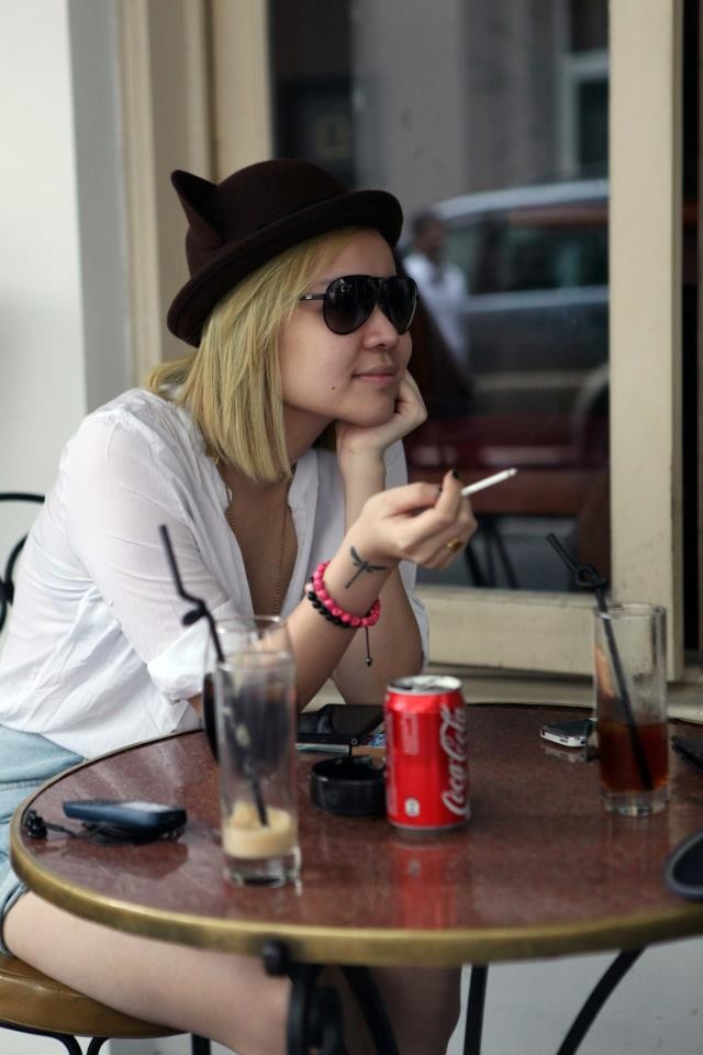 Được chụp vào một buổi sáng cafe cùng bạn bè, cô hot girl Hà Thành xuất hiện với hình ảnh tóc ngắn màu vàng bạch kim, trên tay cầm điếu thuốc.