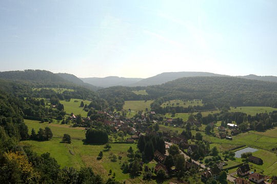 Làng Obersteinbach nằm trong một thung lũng nhỏ tiếp giáp biên giới Đức. Nơi đây nổi tiếng với các lâu đài cổ và những con đường mòn đi xuyên dãy nũi Vosges.