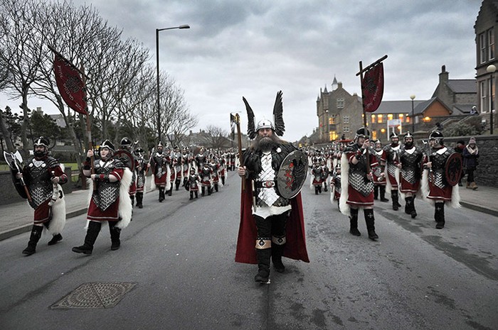 Các "guizer" (người mang trang phục của người Viking) trên đường phố Lerwick