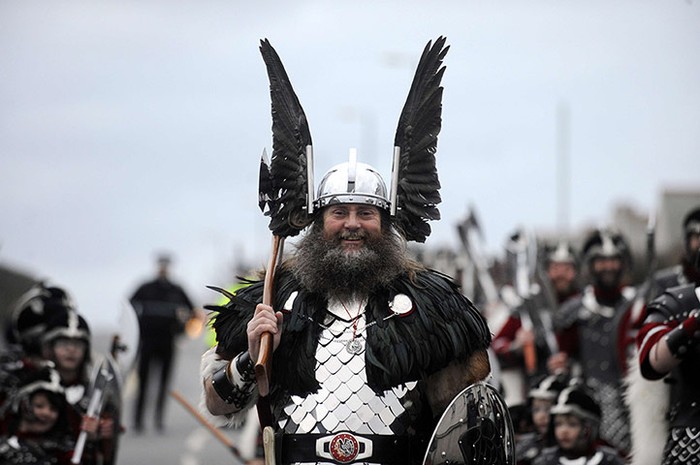 Võ trang thông thường của người Viking là rìu, lá chắn, mũ sắt bảo vệ đầu có tấm che mũi, áo trận với quần dài màu xám hoặc xanh dương