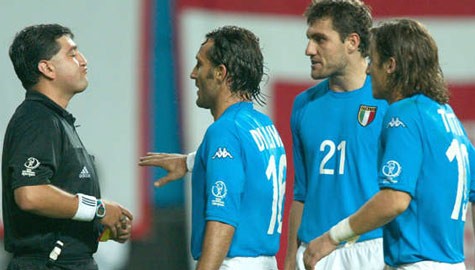 Byron Moreno (trái) bị các cầu thủ Ý dữ dội trong trận gặp Hàn Quốc tại World Cup 2002