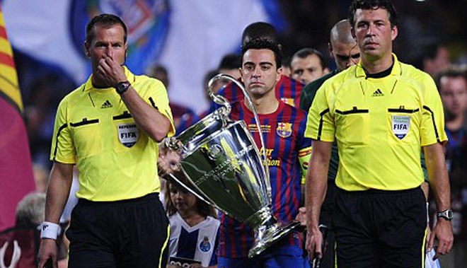 Xavi bước ra cùng chiếc cúp vô địch Champions League