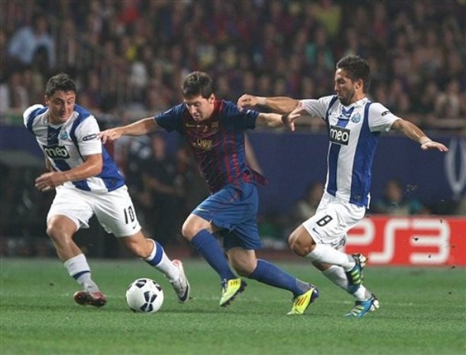 Lionel Messi luôn bị 2 cầu thủ Porto bám sát