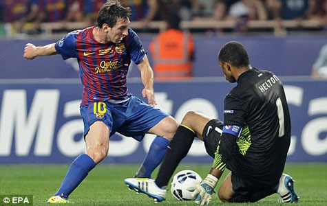 Lionel Messi vượt qua Helton trước khi đẩy bóng vào lưới trống.