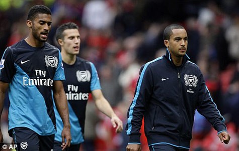 Các cầu thủ Arsenal hổ thẹn rời sân.