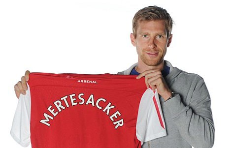 Per Mertesacker gia nhập Arsenal vào ngày cuối cùng