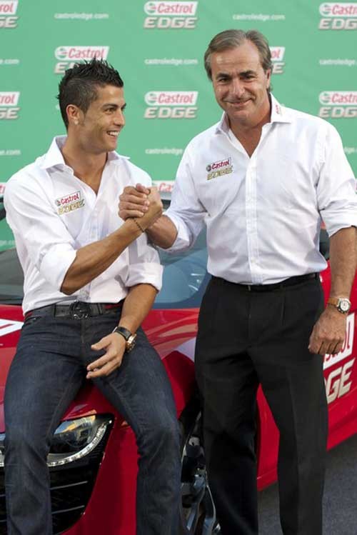 Chụp cùng tay đua Carlos Sainz