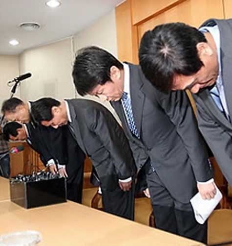 Các quan chức LĐBĐ Hàn Quốc cúi đầu xin lỗi công chúng sau vụ scandal dàn xếp tỷ số.
