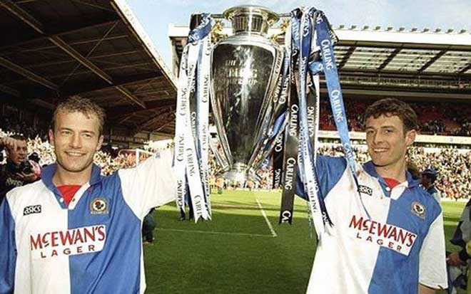 Shearer cùng Chris Sutton nâng cao chức vô địch Premier League năm 1995 cùng Blackburn