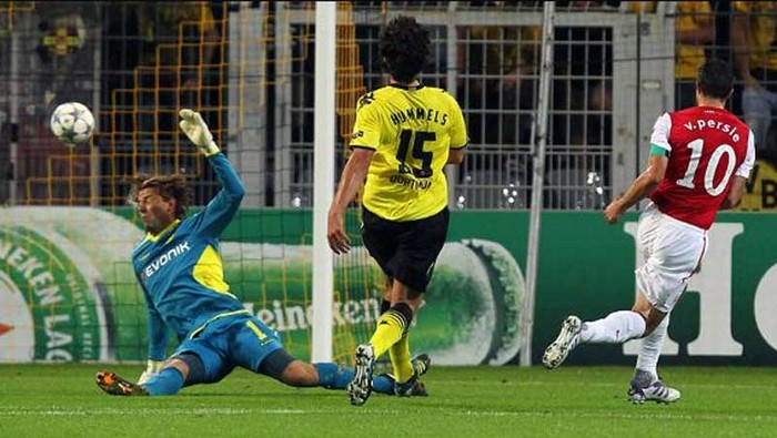 Nhịp điệu Hà Lan: Van Persie mở tỷ số cho Arsenal trước Dortmund
