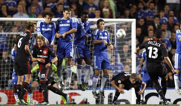 Nỗi buồn ngày về: Michael Ballack nỗ lực ghi bàn vào lưới Chelsea từ quả đá phạt
