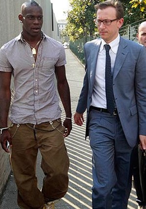 Balotelli phải về Ý vì nghi dây dưa với Mafia