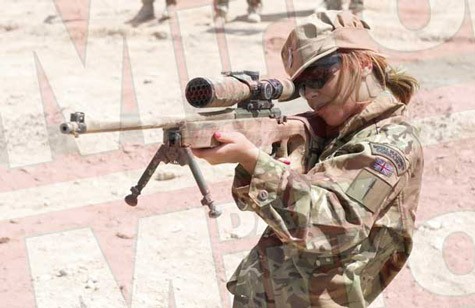 Cheryl Cole cùng tập trận với các binh lính Anh ở Afghanistan