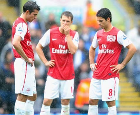 Ngay cả các cầu thủ Arsenal cũng không ăn ý với nhau
